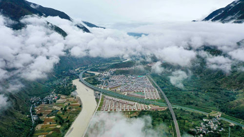 搬离山巅的俄儿村 元气森林“搬”来现代化生活