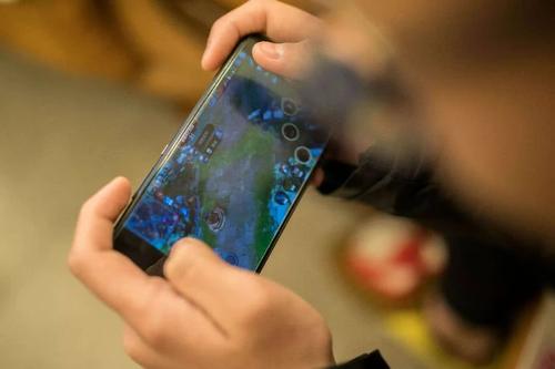 为防止未成年人沉迷网络 “青少年模式”如何做到真防真管？