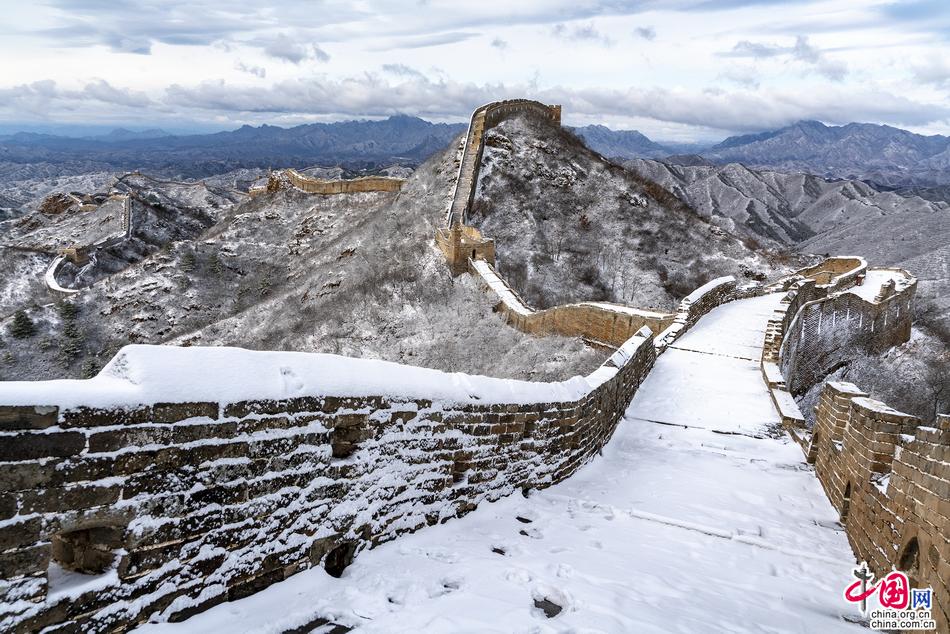雪舞惊艳金山岭 水墨长城分外妖娆（组图）