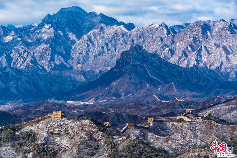 雪舞惊艳金山岭 水墨长城分外妖娆（组图）