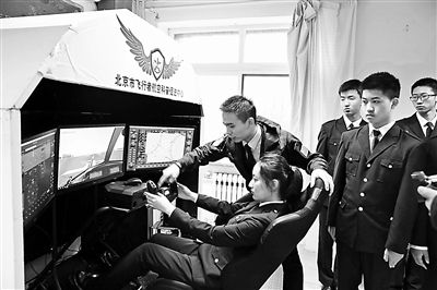 高中“航空国防班”开创军民融合特色教育新路径