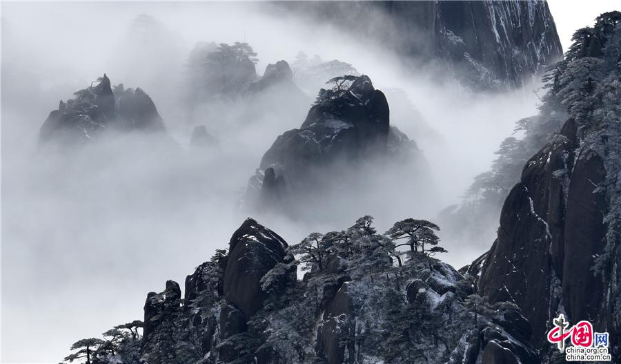 大雪过后的黄山，是一个被冰雪包裹的艺术品