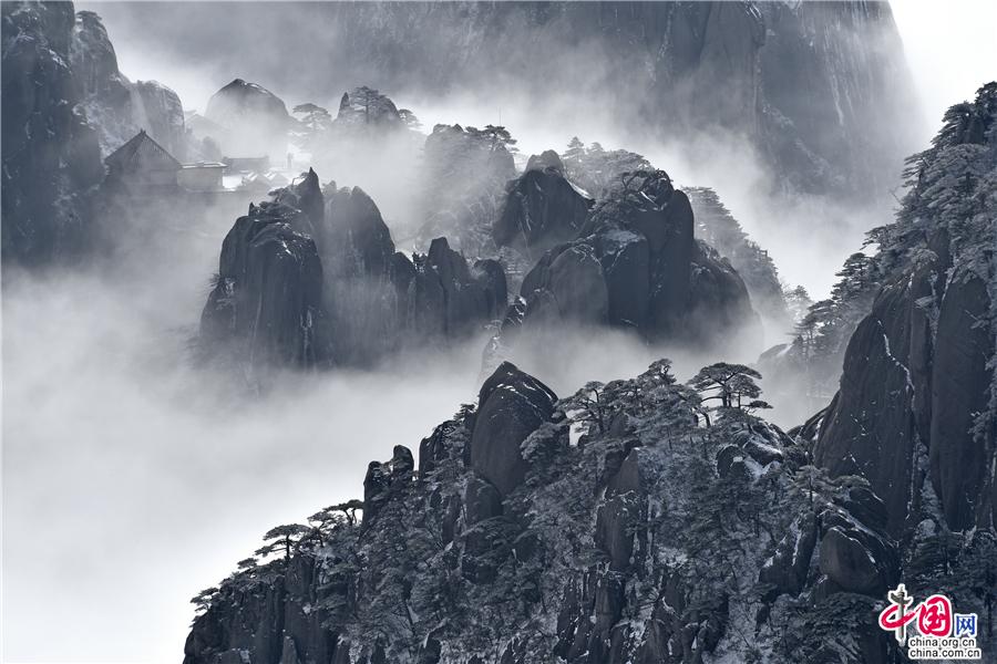 大雪过后的黄山，是一个被冰雪包裹的艺术品