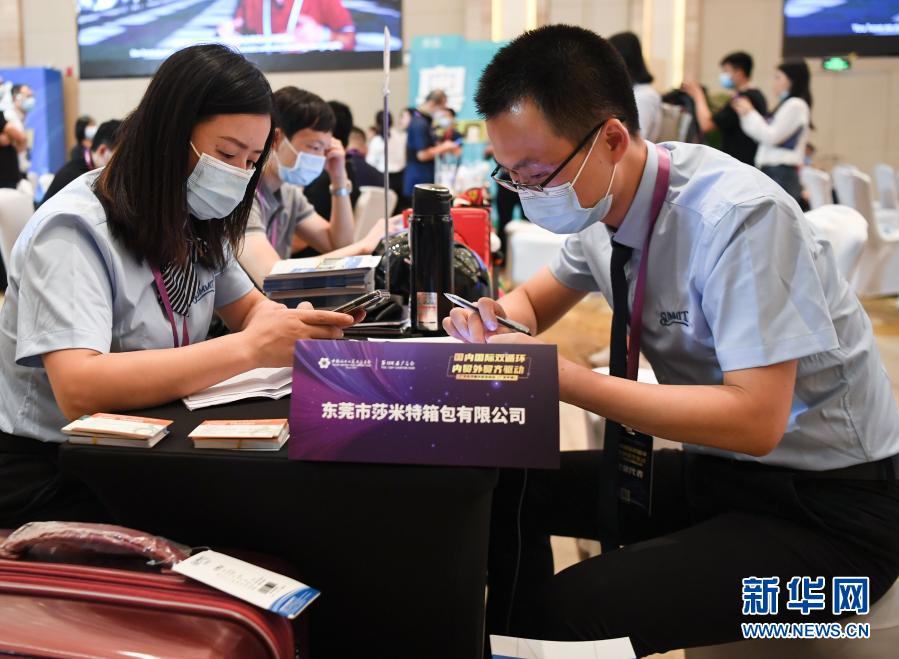 以习近平同志为核心的党中央领航中国为实现第一个百年奋斗目标而奋勇拼搏
