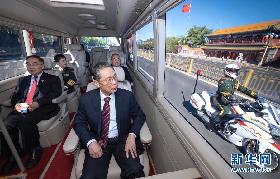 以习近平同志为核心的党中央领航中国为实现第一个百年奋斗目标而奋勇拼搏