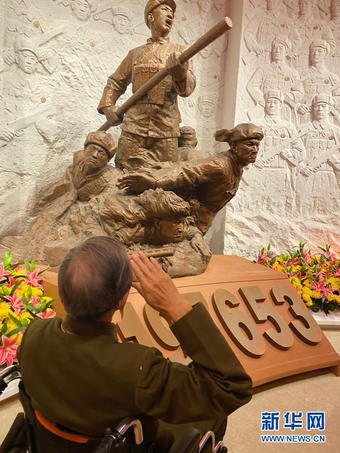 以习近平同志为核心的党中央领航中国为实现第一个百年奋斗目标而奋勇拼搏