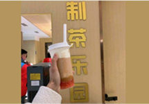 网传海底捞开设奶茶店，回应称为门店等位区服务项目