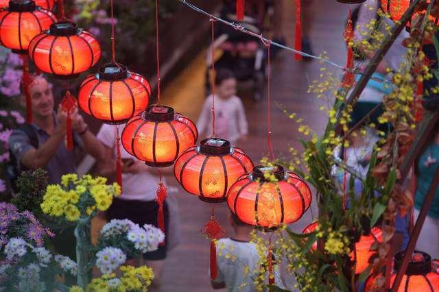 发红包 给补贴 奖全勤 就地过年 各地留人有招