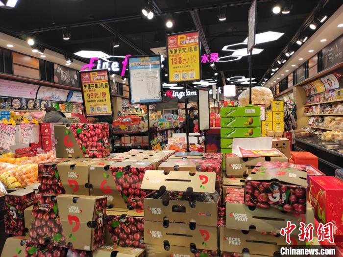 尽管促销位置好，但车厘子还是乏人问津。　孙权 摄