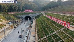 中老铁路西双版纳隧道贯通 未来昆明至万象有望夕发朝至