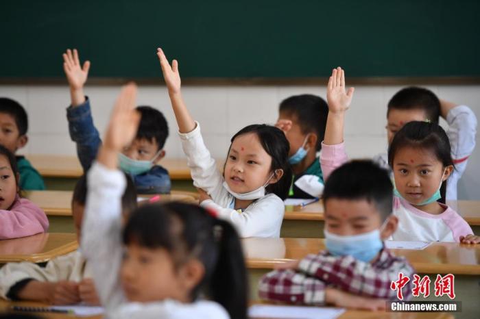 9月1日，昆明市明通小学，一年级新生积极发言。当日，根据云南省2020-2021学年普通中小学校教学日历安排，昆明全市小学生正式迎来新学期第一天。<a target='_blank' href='http://www.chinanews.com/'><p  align=