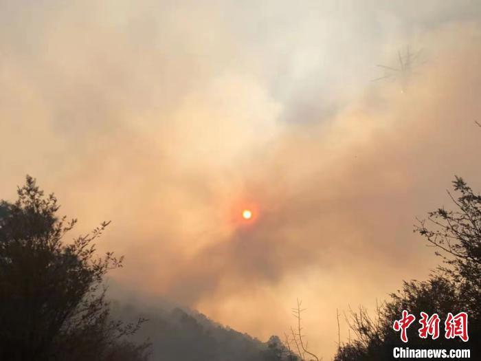 云南大理发生森林火灾出动直升机参与扑救