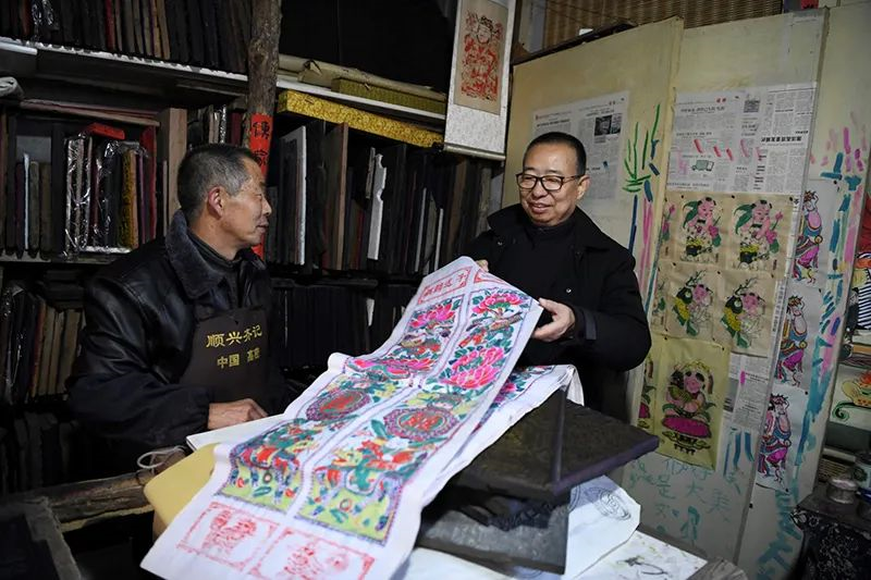 潘鲁生在高密调研木版年画