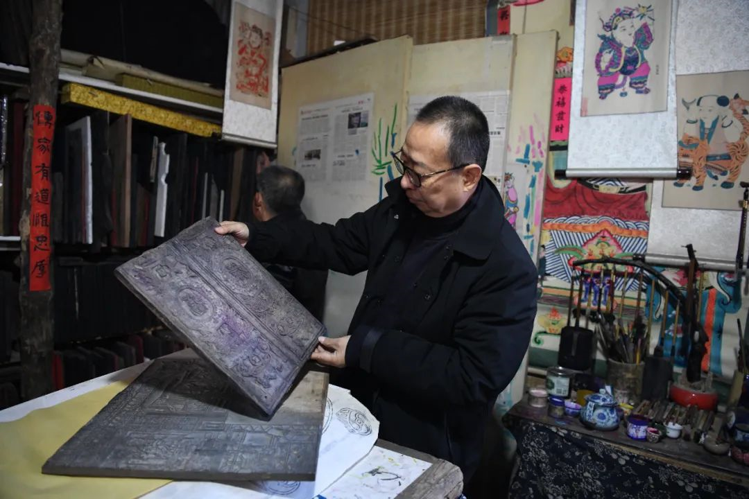 潘鲁生在高密调研木版年画