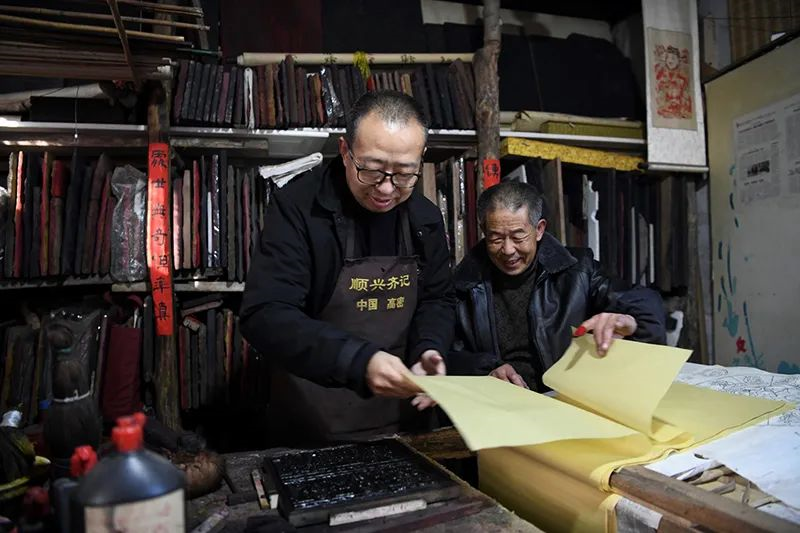 潘鲁生在高密调研木版年画