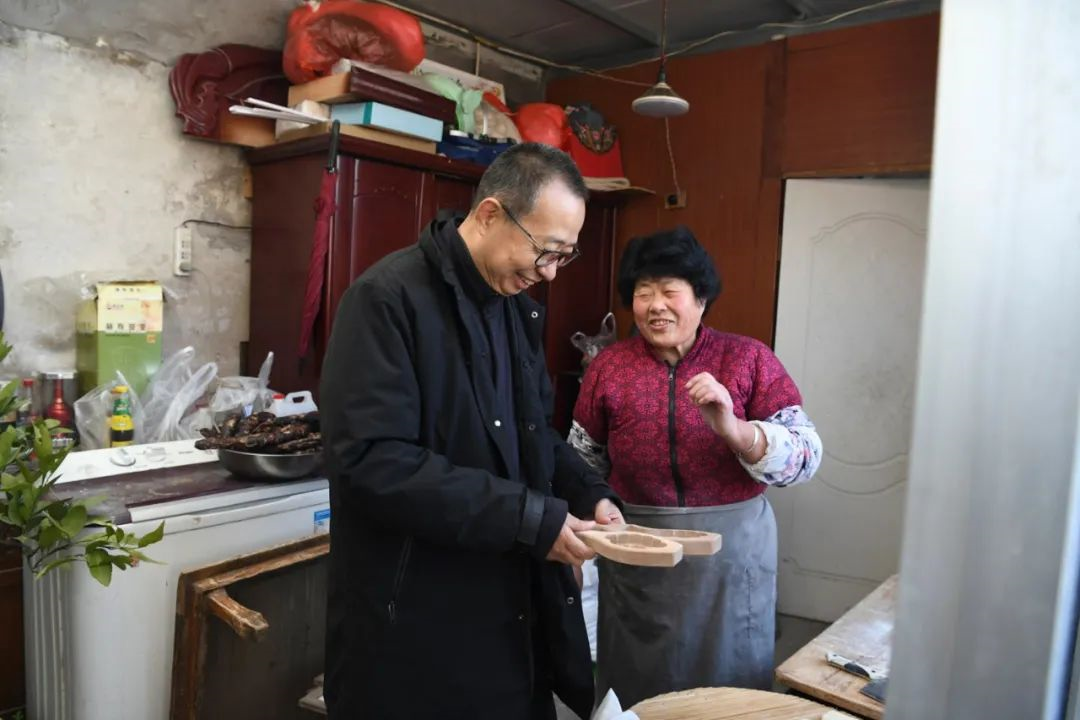 潘鲁生在高密调研木版年画
