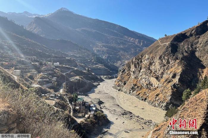 当地时间2月7日，印度北部发生冰川断裂，引发洪水。当地官员估计，约有100至150人失踪。据报道，印度政府向北部多个地区发出高度戒备状态，表示冰川断裂，导致河流水位上升，要求居民撤离。当地也已经出动军人和直升机救援。