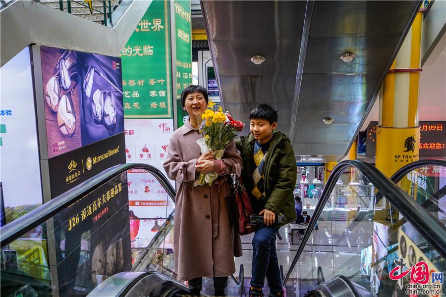 这里是北京｜欢喜办年货 就地过年也要 