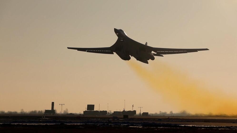 俄国防部:两架图-160轰炸机完成中立水域上空飞行任务