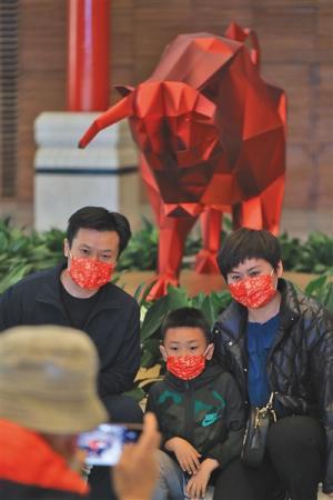 听故事、看电影、猜灯谜，首博今年春节开夜场