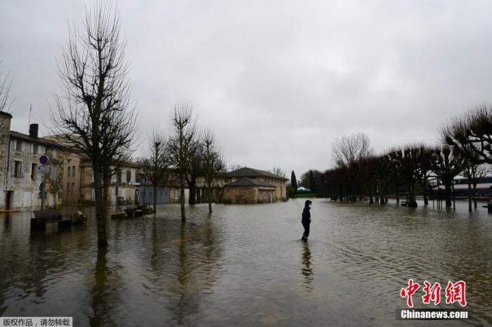 当地时间2月6日，法国法国普瓦图-夏朗德大区滨海夏朗德省圣特斯，当地强降雨引发道路被洪水淹没，市民生活受到影响。
