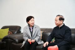 李微微看望慰问老同志，致以节日问候和新春祝福