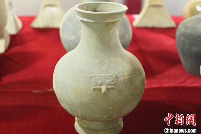 出土的带铺首陶壶。　洛阳市文物考古研究院供图摄
