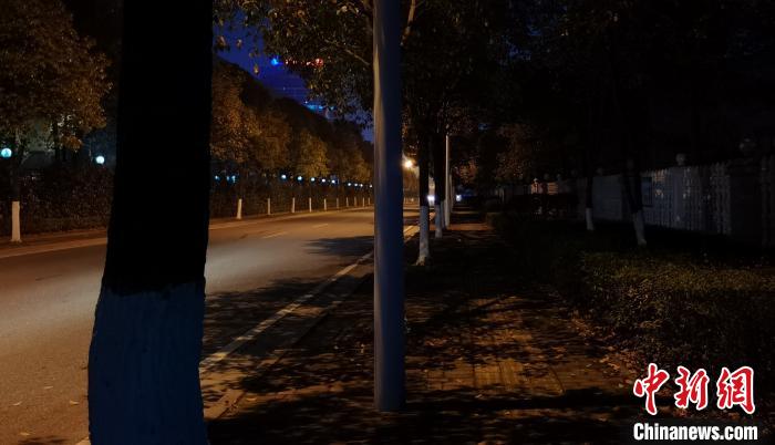 湖南一女子租乘网约车跳车身亡 谁该担责引各界关注