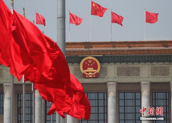 资料图：天安门广场上红旗飘扬。 <a target='_blank' href='http://www.chinanews.com/'><p  align=