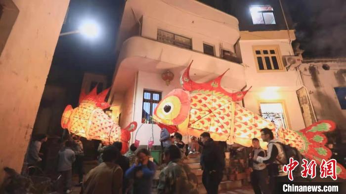 资料图：安徽歙县嬉鱼灯闹元宵，民俗传承600年。　凌利兵摄