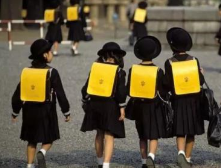 “势利”教师被撤资格:教育不能被“成功学”蒙蔽