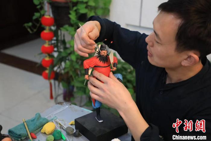 一丝不苟，用心制作邓小强摄