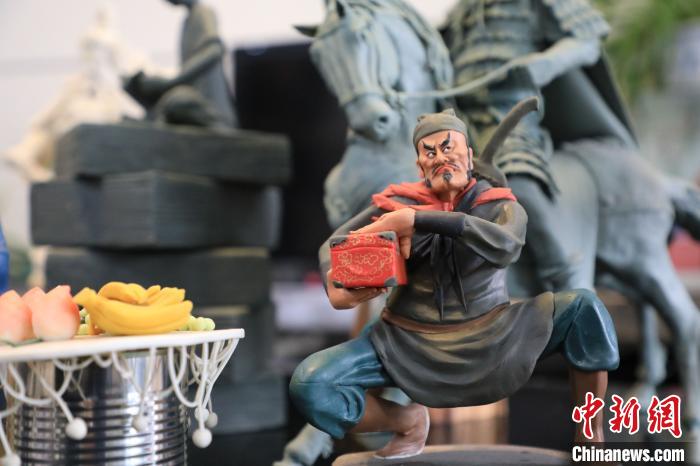 张修旭的作品《时迁盗甲》邓小强摄