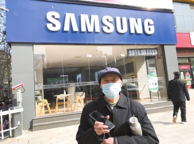 8000元买的手机无法用银行软件？郑州老人奔波近一年厂家总说“再等等”