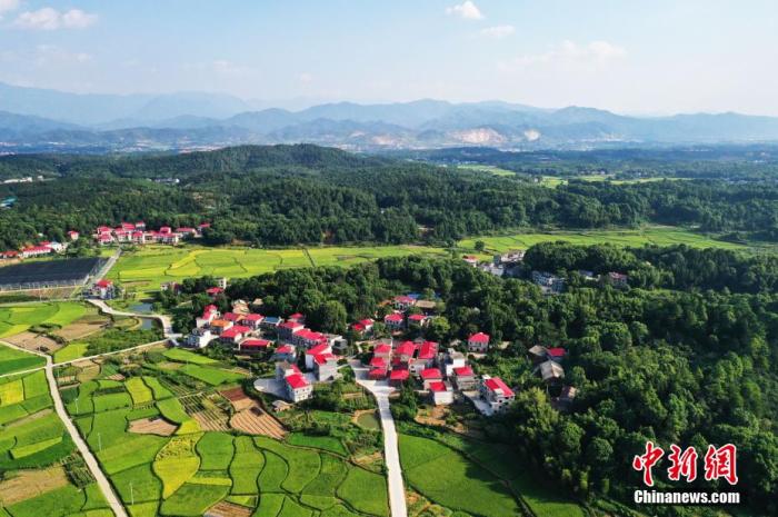 航拍江西芦溪县秀美乡村：红顶楼房错落有致。(资料图)刘占昆摄