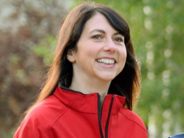 美媒爆料亚马逊掌门人前妻已低调再婚 新任丈夫是中学教师