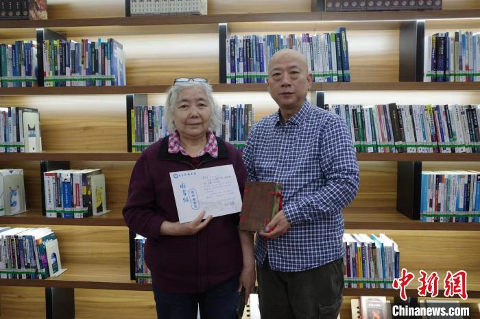 八旬校友向电子科大捐赠光绪版《康熙字典》