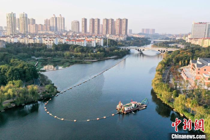 资料图：工人驾驶环保绞吸船对岳阳王家河进行清淤疏浚。　杨华峰 摄