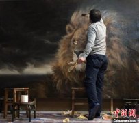 以油画“醒狮”献礼 广东画院副院长冯少协吁文艺新阶段