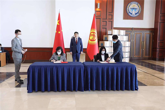 中国正式向吉尔吉斯斯坦移交首批无偿援助新冠疫苗
