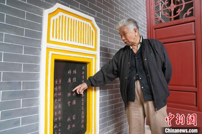 图为张润超在曾经的榕山小学李夏同摄
