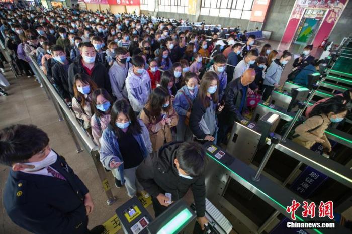 4月5日，山西太原火车站，旅客在排队检票。 <a target='_blank' href='http://www.chinanews.com/'><p  align=