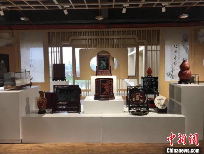 31件扬州漆器精品惊艳亮相世园会，展示扬州漆器髹饰技艺风采。　乔国军摄