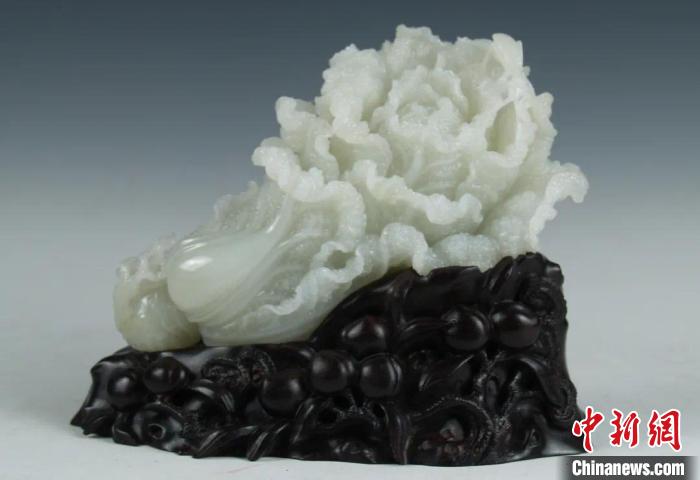 玉雕精品和田白玉籽《螳螂白菜》展示。扬州运河文投集团供图扬州运河文投集团供图摄