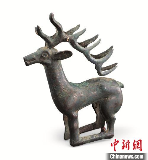 图为内蒙古博物院的立式有角青铜鹿。中国(郑州)黄河文化月执委会供图中国(郑州)黄河文化月执委会供图摄