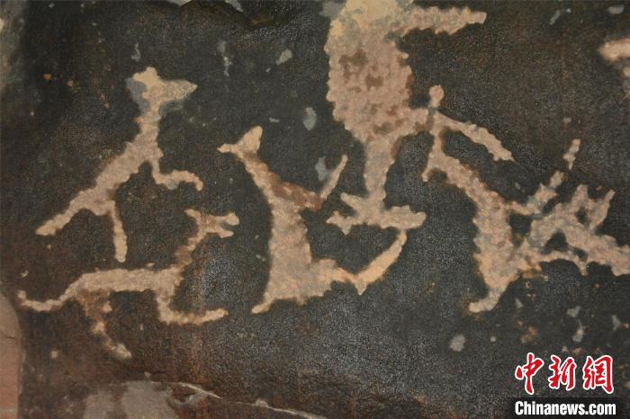 图为宁夏回族自治区博物馆的贺兰山岩画。狼羊图。中国(郑州)黄河文化月执委会供图中国(郑州)黄河文化月执委会供图摄