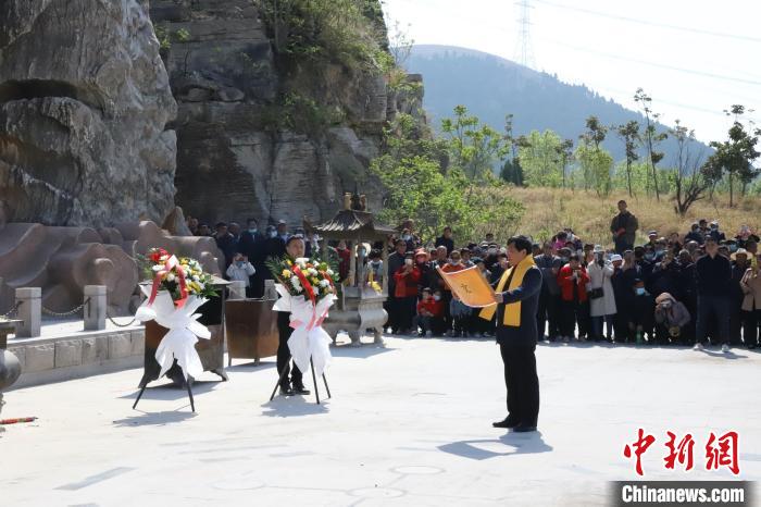 4月14日，在孟子故里山东邹城，社会各界人士祭祀、纪念伏羲、女娲。　陈静摄