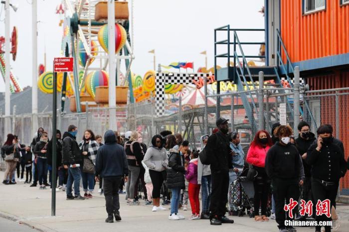 当地时间4月9日，美国纽约康尼岛游乐园重新开放，民众排队入园。当日，具有上百年历史的康尼岛游乐园在因新冠疫情关闭一年后重新开放。<a target='_blank' href='http://www.chinanews.com/'><p  align=