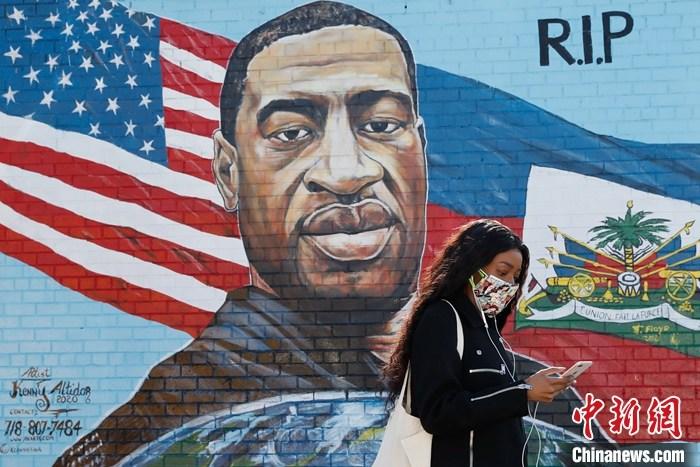 当地时间3月9日,美国纽约布鲁克林区一位市民走过弗洛伊德画像。当日,美国弗洛伊德命案“跪颈”执法前警察德里克·肖万的庭审在明尼苏达州亨内平县法院正式开始。 <a target='_blank' href='http://www.chinanews.com/'><p align=