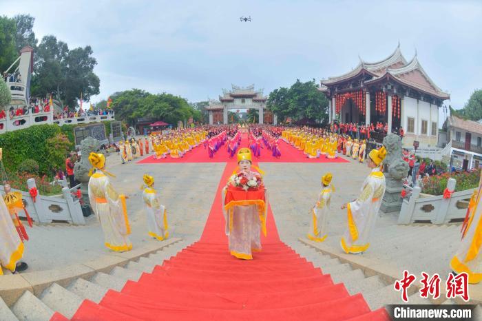 妈祖祭典现场。　徐国荣摄